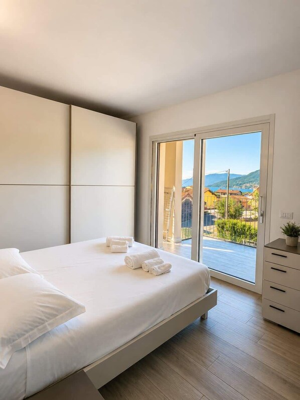 2 habitaciones, tabla de planchar con plancha, cuna de viaje y wifi