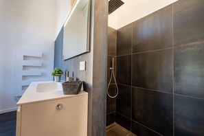 Ducha, secador de pelo, bidé y toallas