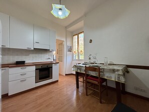 ثلاجة، فرن، موقد طهي مسطح، محمصة خبز