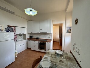 ثلاجة، فرن، موقد طهي مسطح، محمصة خبز