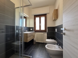 Doccia, asciugacapelli, bidet, asciugamani