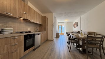 Frigorifero, forno, piano cottura, lavastoviglie