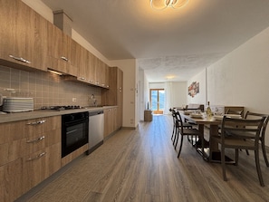 Fridge, oven, stovetop, dishwasher