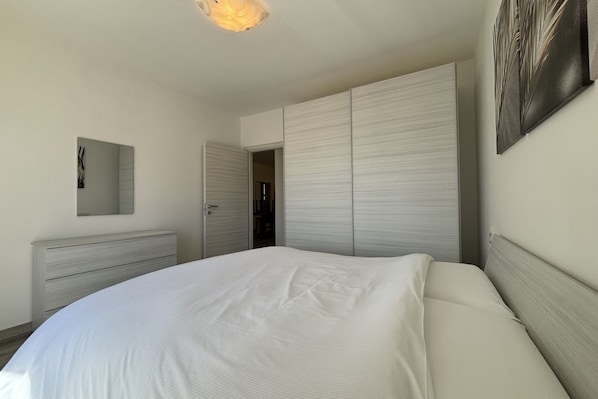 WiFi, bed sheets