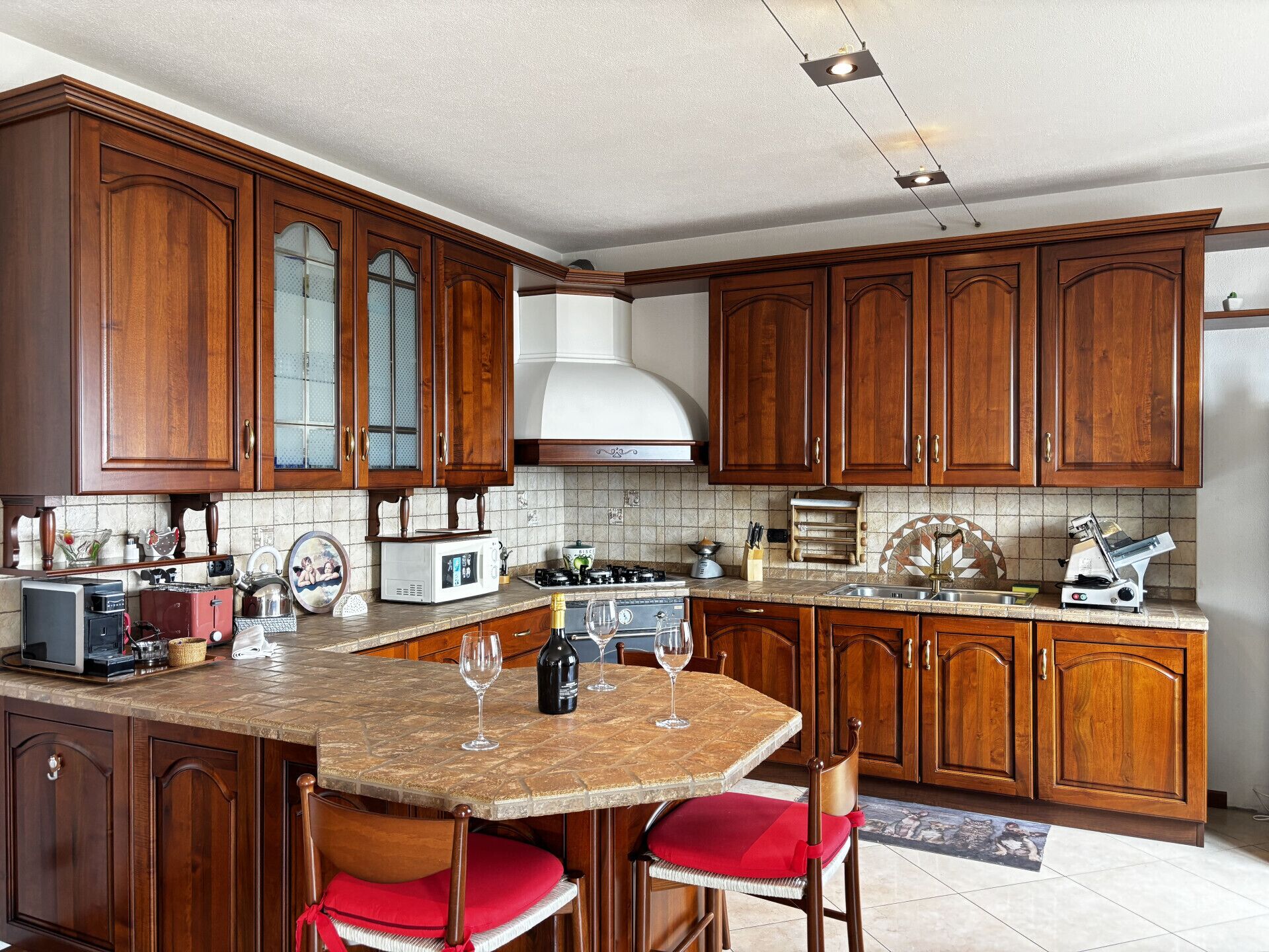 Frigorifero, forno, piano cottura, lavastoviglie