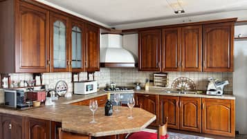 Frigorifero, forno, piano cottura, lavastoviglie