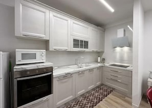 Wasserkocher mit Kaffee-/Teezubehör, Kühlschrank, Mikrowelle, Ofen