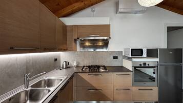 Frigorifero, microonde, forno, piano cottura