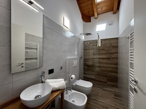 Douche, sèche-cheveux, bidet, serviettes fournies
