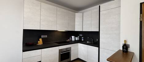 Een koelkast, een oven, een kookplaat, een vaatwasser