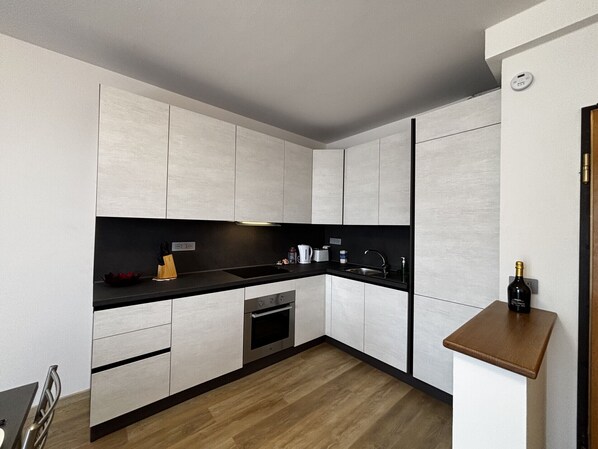 Fridge, oven, stovetop, dishwasher