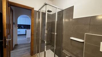 Bruser, hårtørrer, bidet, håndklæder