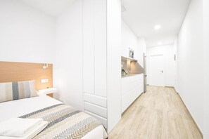 Silitysrauta/-lauta, vauvan matkasänky, Wi-Fi, vuodevaatteet