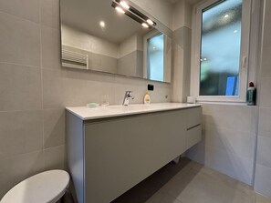 Shower, hair dryer, bidet, towels - Casa Ole Lake View - Larihome A42 (San Siro)
