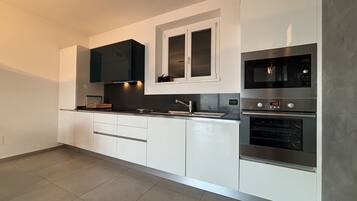 Frigorifero, microonde, forno, piano cottura