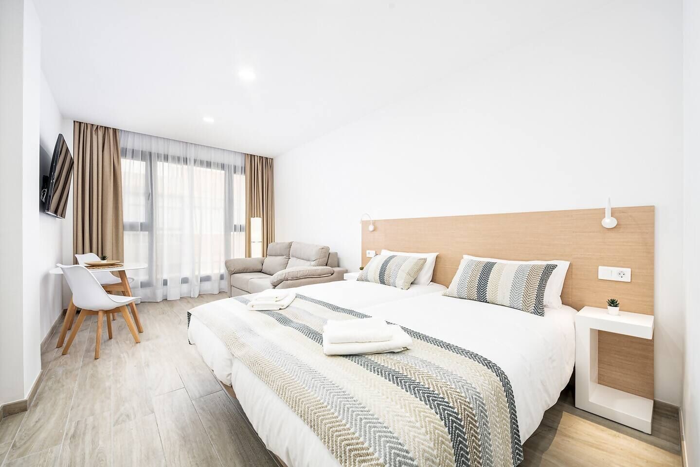 Tabla de planchar con plancha, cuna de viaje, wifi y ropa de cama 