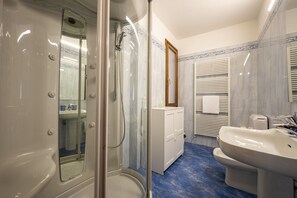 Dusche, Haartrockner, Bidet, Handtücher
