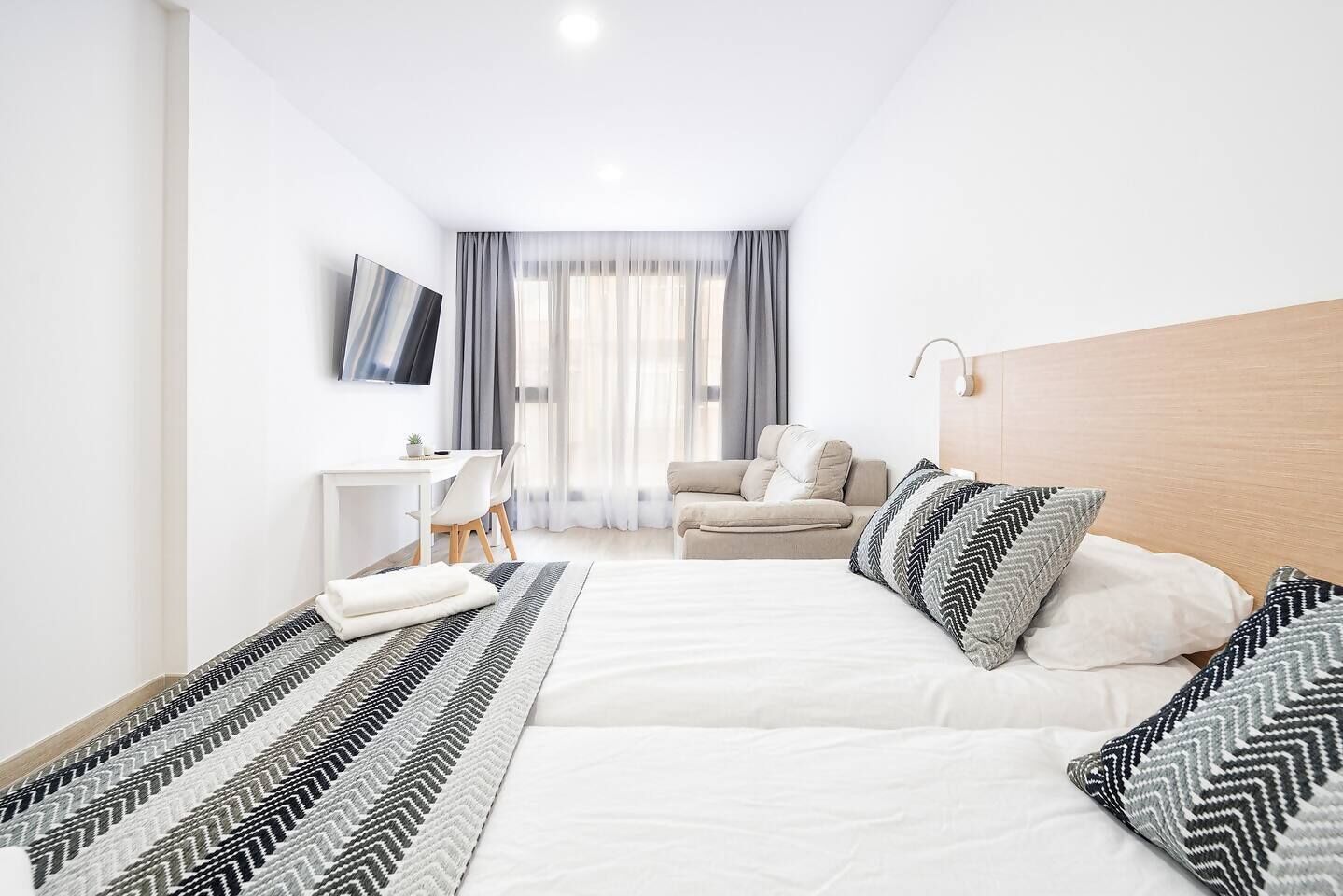 Tabla de planchar con plancha, cuna de viaje, wifi y ropa de cama 