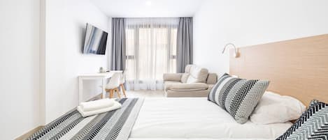 Silitysrauta/-lauta, vauvan matkasänky, Wi-Fi, vuodevaatteet