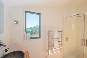 Shower, hair dryer - Awaawa Yurts - Tane - Our Island (Waiheke Island)