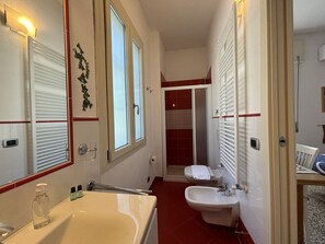 Douche, sèche-cheveux, bidet, serviettes fournies