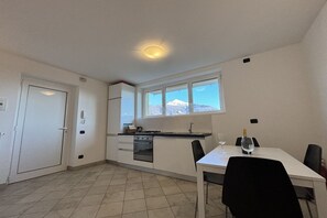 Jääkaappi, uuni, liesi, astianpesukone