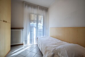 WiFi, bed sheets