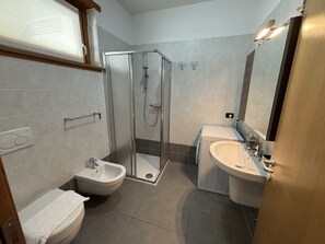 Douche, sèche-cheveux, bidet, serviettes fournies
