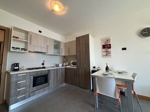 Fridge, microwave, stovetop, dishwasher