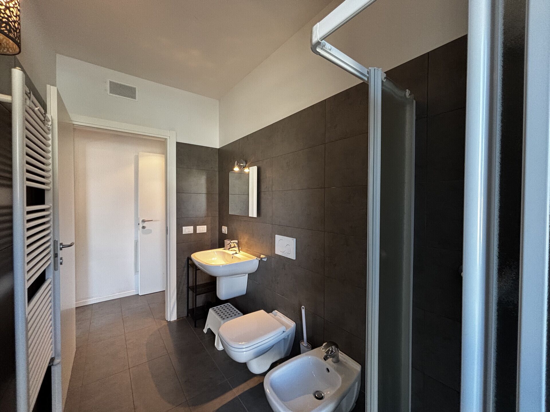 Douche, sèche-cheveux, bidet, serviettes fournies