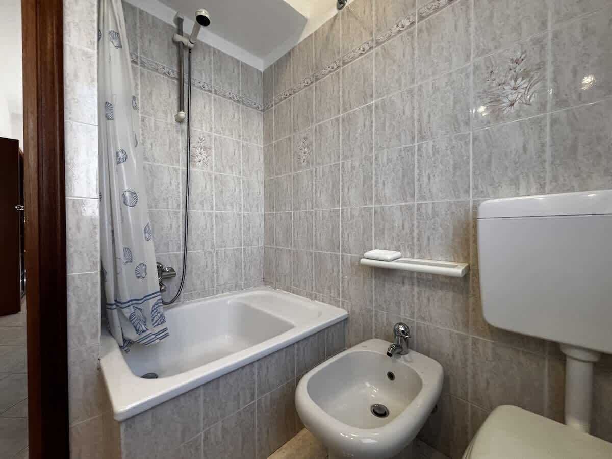 Ein Badezimmer mit Badewanne, Bidet und Toilette.