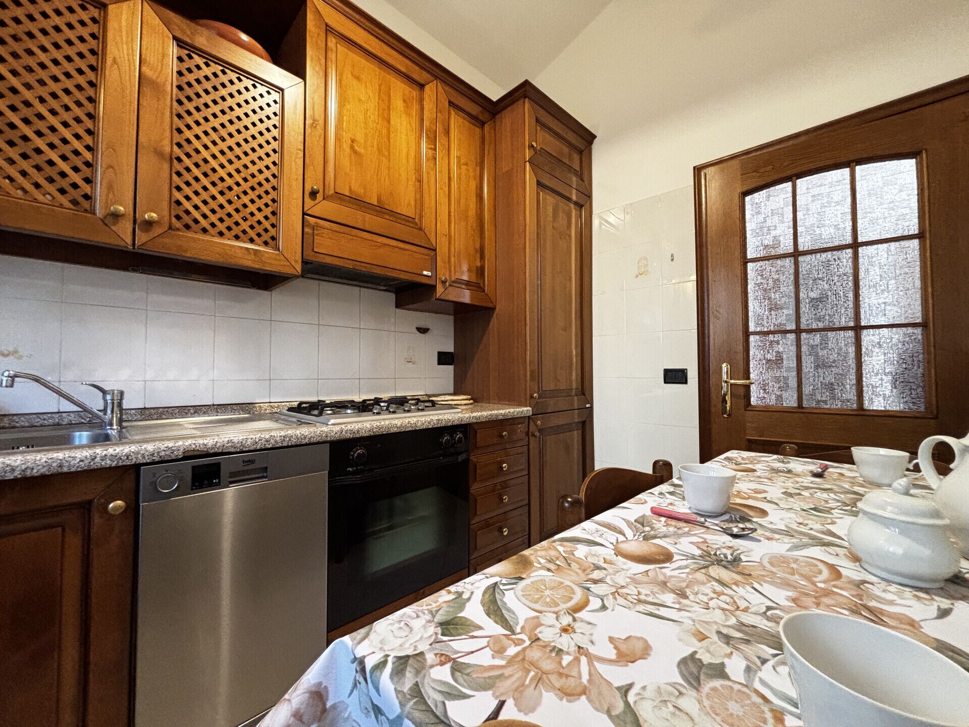 Frigorifero, microonde, forno, piano cottura