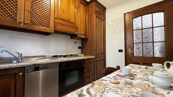 Frigorifero, microonde, forno, piano cottura