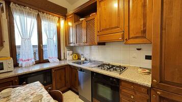 Frigorifero, microonde, forno, piano cottura