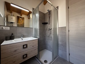 Shower, hair dryer, bidet, towels - Casa Lello Domaso - Larihome A88 (Domaso)