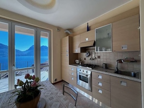 Kühlschrank, Ofen, Herdplatte, Wasserkocher