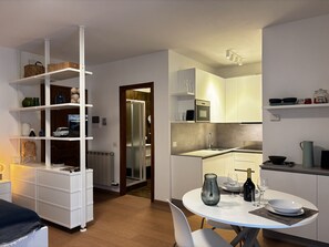 ثلاجة، ميكروويف، غسالة أطباق، محمصة خبز