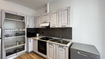 Frigorifero, microonde, forno, piano cottura