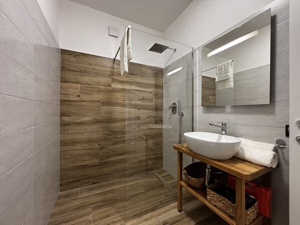 Dusche, Haartrockner, Bidet, Handtücher