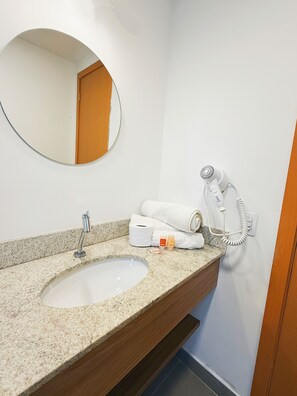 Een douche, handdoeken, zeep, toiletpapier