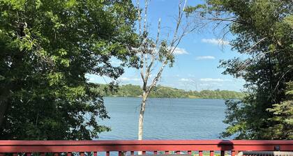 Charming 3-bedroom cabin with WiFi, AC in lovely Upper Turtle Lake.