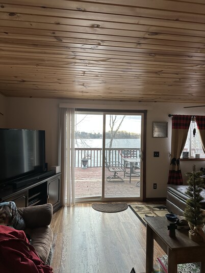 Charming 3-bedroom cabin with WiFi, AC in lovely Upper Turtle Lake.