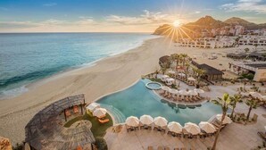 Ein Resort mit Pool, Strand und Meerblick.