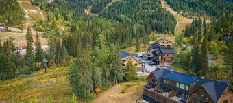 New! Ski-In/Ski-Out townhome with hot tub and fireplaces