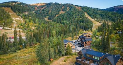 New! Ski-In/Ski-Out townhome with hot tub and fireplaces