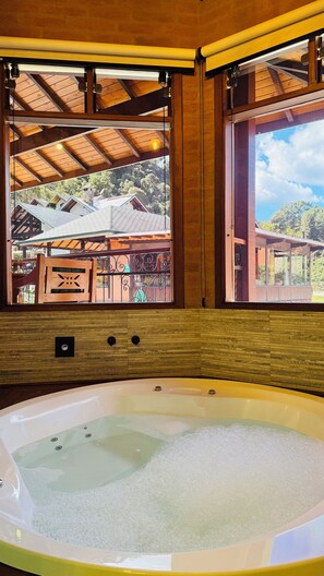 Comfort Chalet, Mountain View | Private spa tub