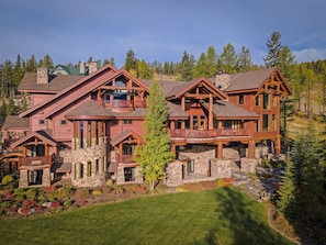 Exterior - Custom luxury ski-in ski-out Lodge with hot tub, sauna, theater room and more! (Whitefish)