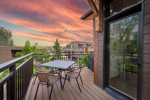 New! Condo Downtown with rooftop patio, steam shower, mountain views