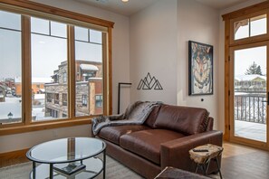 TV, fireplace - New! Upscale Condo with rooftop patio, grill, mountain views (Whitefish)