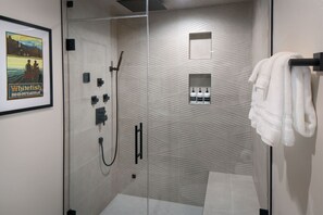 Douche, séchoir à cheveux, serviettes fournies